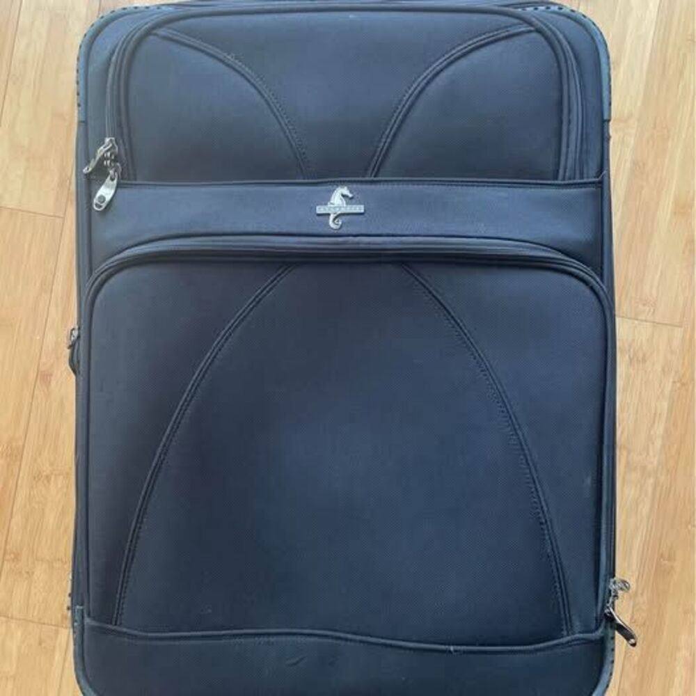 Atlantic 2 wheel suitcase with wardrobe compartment